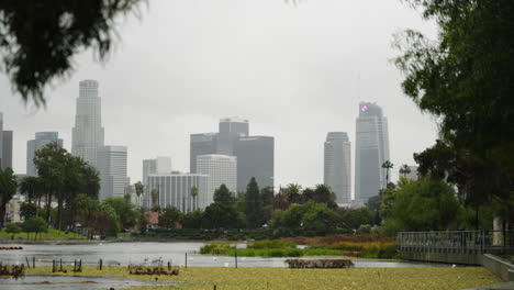 Eine-Totalaufnahme-Der-Skyline-Der-Innenstadt-Von-La-Im-Regen-Während-Der-Stimmungsvollen-Flussüberschwemmung