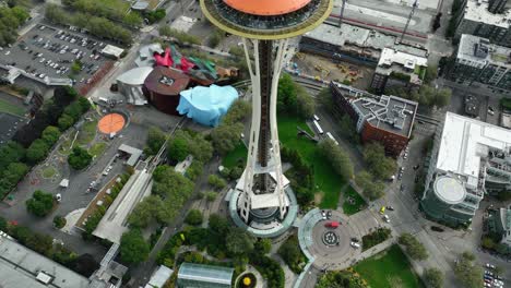 Einzigartige-Luftaufnahme-Der-Seattle-Space-Needle,-Die-Nach-Unten-Geneigt-Ist,-Um-Menschenmassen-Auf-Der-Aussichtsplattform-Zu-Zeigen