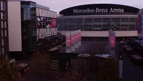 Vuelo-De-Drones-Entre-Edificios-Hacia-El-Mercedes-Benz-Arena-En-Berlín,-Alemania