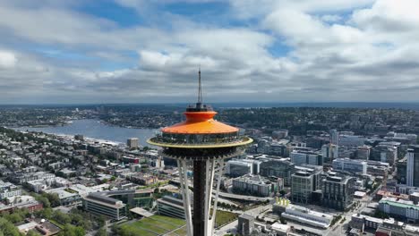 Mittlere-Luftaufnahme-Der-Space-Needle-An-Einem-Hellen-Sommertag-In-Washington