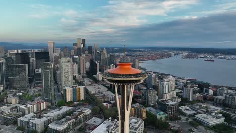 Vista-Aérea-De-La-Aguja-Espacial-De-Seattle-Que-Se-Cierne-Sobre-El-Corredor-Del-Centro-De-La-Ciudad