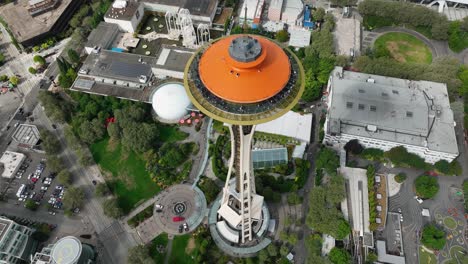 Vista-Aérea-Superior-De-La-Aguja-Espacial-De-Seattle-Inclinándose-Hacia-Abajo-Para-Revelar-El-Resto-Del-Centro-De-Seattle