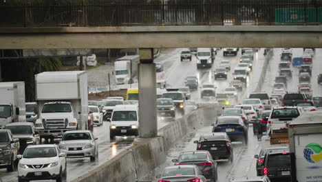 Una-Toma-Amplia-De-Tráfico-Pesado-Bajo-La-Lluvia-En-Los-ángeles