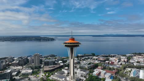 Große-Luftaufnahme-Der-Seattle-Space-Needle-Mit-Dem-Puget-Sound-Im-Hintergrund