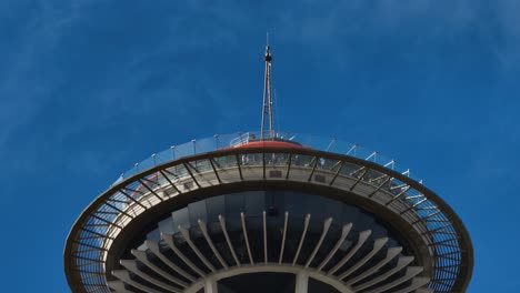 Einzigartige-Absenkbare-Luftaufnahme-Der-Aussichtsplattform-Der-Space-Needle