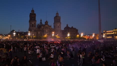 Vista-Aérea-De-Un-Motín-Feminista-En-La-Plaza-Del-Zocolo,-Noche-Del-Día-Internacional-De-La-Mujer-En-La-Ciudad-De-México