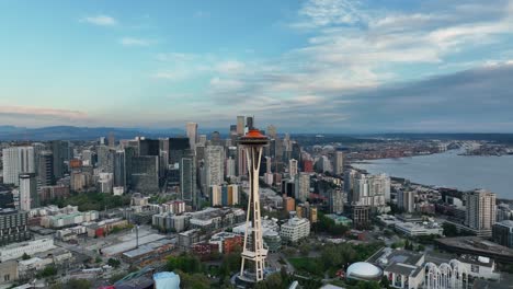 Weitwinkelaufnahme-Der-Seattle-Space-Needle,-Die-Hoch-über-Der-Innenstadt-Von-Seattle-Steht