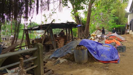 Vista-Exterior-De-Una-Pequeña-Tienda-De-Cerámica-En-Thanh-Ha-Donde-La-Gente-Trabajadora-Está-Formando-Y-Moldeando-Arcilla-En-Una-Hermosa-Cerámica