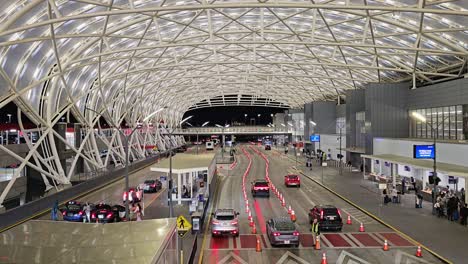 Pasajeros-Que-Llegan-Al-Nivel-De-Salida-De-La-Terminal-Nacional-En-El-Aeropuerto-Internacional-Hartsfield-jackson-De-Atlanta