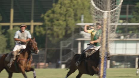 Reiter-Zu-Pferd-Wirft-Lederball-In-Netzkorb-–-Traditionelles-Pato