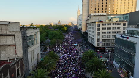 Vista-Aérea-Sobre-Mujeres-Marchando-En-El-Día-Internacional-De-La-Mujer,-Puesta-De-Sol-En-La-Ciudad-De-México