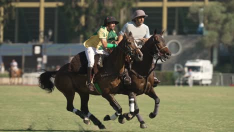 Gauchos-Zu-Pferd-Kämpfen-Im-Argentinischen-Nationalsport-Pato-Um-Einen-Lederball