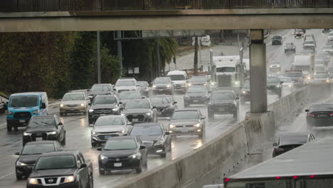 Una-Toma-Amplia-Del-Tráfico-Bajo-La-Lluvia-En-La-Autopista-101-En-Los-ángeles