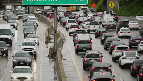 Un-Pan-De-Tráfico-Pesado-Bajo-La-Lluvia-En-La-Autopista-101-En-Los-ángeles