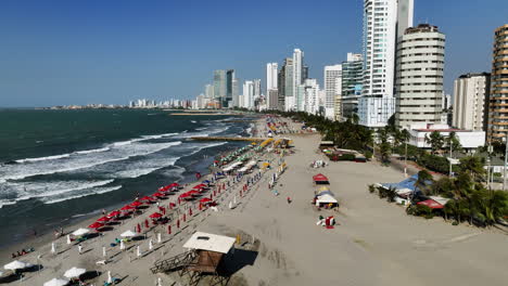 Vista-Aérea-Ascendente-De-Personas-En-La-Playa-De-Bocagrande,-En-La-Soleada-Cartagena,-Colombia