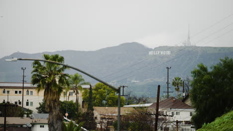 Una-Toma-Amplia-Del-Cartel-De-Hollywood-Bajo-La-Lluvia