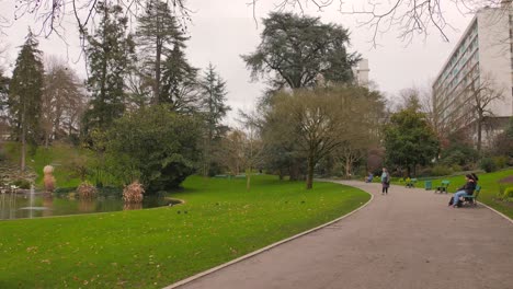 Jardin-Des-Plantes-D&#39;Angers-Mit-Touristen,-Die-Sich-Im-Park-In-Angers,-Frankreich,-Entspannen