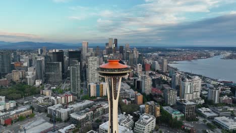 Drohnenschuss,-Der-An-Einem-Hellen-Und-Warmen-Sommertag-In-Richtung-Der-Seattle-Space-Needle-Fliegt