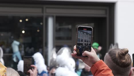 Menschen-Filmen-Vorbeiziehende-Parade-Mit-Mobiltelefonen-Auf-St