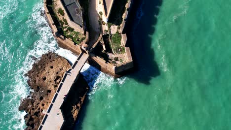 Vista-Aérea-De-Arriba-Hacia-Abajo-Del-Castillo-De-San-Sebastián-En-Cádiz,-España