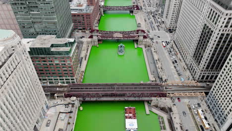 Statische-Drohnenaufnahme-Des-Verkehrs-Und-Des-Gefärbten-Flusses-Am-St.-Patrick&#39;s-Day-Im-Wolkigen-Chicago