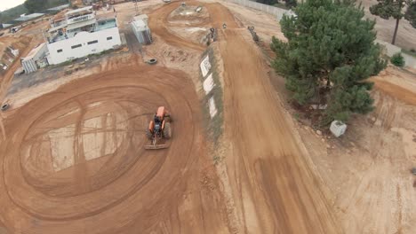 Pista-De-Motocross-Preparada-Por-Un-Tractor-Y-Un-Jinete-Entrenando-En-El-Suelo