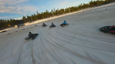 Sieben-Gokart-Rennen-Auf-Einem-Zugefrorenen-See,-Gefilmt-Mit-FPV-Drohne