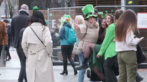 Un-Grupo-De-Chicas-Divirtiéndose-Todas-Vestidas-Para-El-Desfile-Del-Día-De-San-Patricio-En-La-Ciudad-De-Corcho