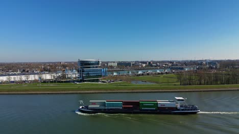 Buque-De-Carga-Interior-Que-Transporta-Contenedores-A-Través-Del-Río-Noord-Tidal-En-Un-Día-Soleado