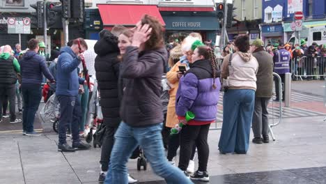 Menschen-Warten-Auf-Der-Straße-Von-Cork-City-Auf-Einen-St