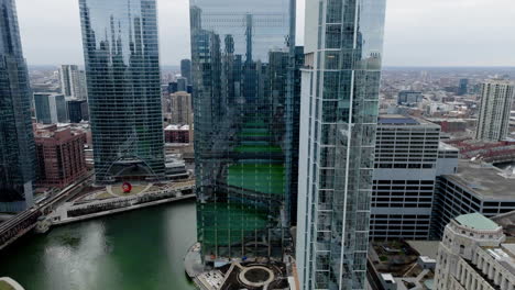 Río-Teñido-De-Color-Verde-Que-Se-Refleja-Desde-Ventanas-De-Gran-Altura-En-El-Centro-De-Chicago,-Ee.uu.---Vista-Aérea