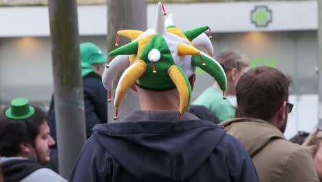 Sombrero-De-Arlequín-En-Verde-Y-Amarillo-En-Multitud-De-Personas-Viendo-St