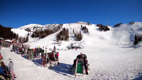 Zeitraffervideo-Aus-Slowenien,-Skigebiet-Krvavec,-Skifahrer-Mit-Den-Herrlichen-Hügeln-Im-Hintergrund-An-Einem-Sonnigen-Tag