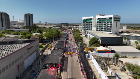 Vista-Aérea-Sobre-El-Desfile-De-La-Batalla-De-Flores-En-La-Soleada-Barranquilla,-Colombia