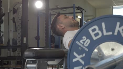 Entrenamiento-De-Jugador-De-Rugby-Con-Empuje-De-Cadera-Para-Fuerza-Y-Potencia