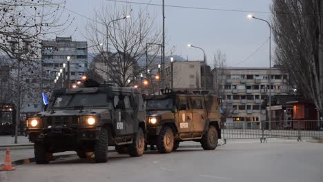 Kpara-Vehículos-Blindados-En-El-Centro-De-Mitrovica,-Kosovo