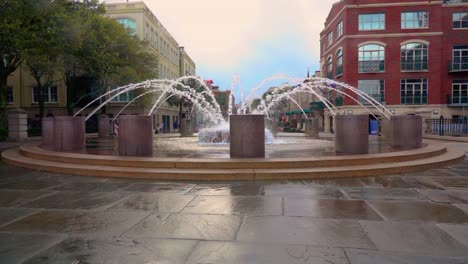 Wasser-Fließt-In-Zeitlupe-Aus-Dem-Brunnen,-Mit-Charleston-South-Carolina-Im-Hintergrund