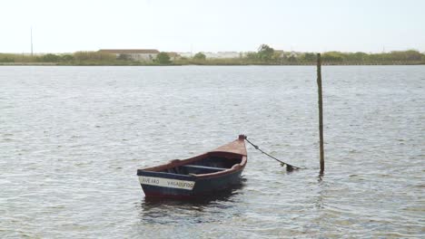 4K-Altes-Hölzernes-Fischerboot,-Das-Mitten-In-Der-Ria-De-Aveiro-Festgemacht-Hat