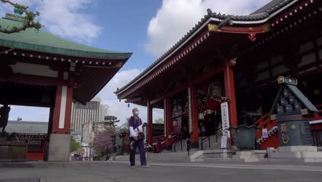 Niedrigwinkelansicht-Des-Senso-Ji-Schreins-In-Asakusa-Mit-Wenigen-Spaziergängern