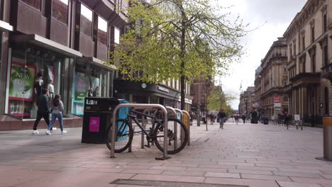 Gente-Pasando-Por-Un-Puesto-De-Bicicletas-En-Un-Tranquilo-Centro-De-La-Ciudad