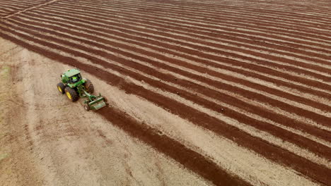 Tractor-Arando-La-Tierra,-Preparando-El-Suelo-Para-Plantar