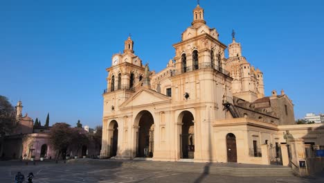 Antena-Delantera-De-La-Catedral-De-Córdoba-Y-Signo-Amo-Cba-En-Argentina