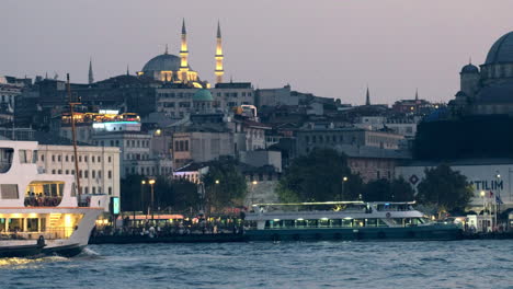 Hermoso-Clip-Crepuscular-De-Hagia-Sophia-Mientras-Un-Ferry-Iluminado-Pasa-A-Lo-Largo-Del-Cuerno-De-Oro-En-Estambul