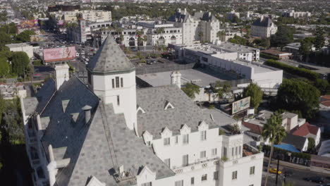 Fahren-Sie-Langsam-über-Das-Chateau-Marmont-Mit-Ganz-Hollywood-Und-Der-Innenstadt-Von-Los-Angeles-Im-Hintergrund