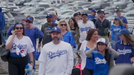 Los-Fanáticos-De-Los-Dodgers-De-Los-Angeles-Cruzan-La-Calle-Entrando-Al-Estadio-De-Los-Dodger-Para-Ver-El-Partido-De-Béisbol