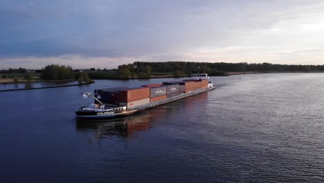 Buque-De-Carga-Interior-Que-Transporta-Un-Montón-De-Contenedores-Intermodales-En-El-Antiguo-Río-Maas-Cerca-De-Barendrecht,-Países-Bajos