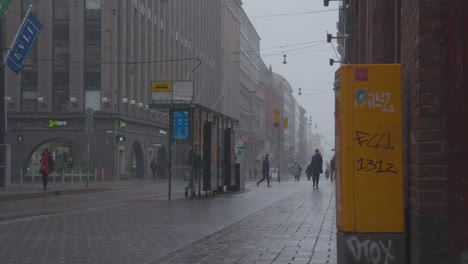 Tram-stop-in-central-street-of-a-big-city-on-a-snowy-day