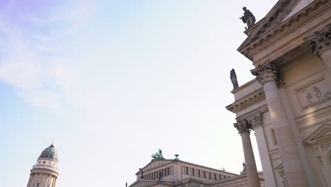 Toma-Panorámica-De-Cardán-De-La-Hermosa-Gendarmenarkt-De-Berlín-Por-La-Tarde