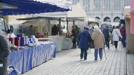 Mercado-De-Los-Viernes-En-La-Plaza-Ladeuze-En-Lovaina-Durante-La-Pandemia-Del-Coronavirus-Belga---Tiro-Cerrado-En-Cámara-Lenta