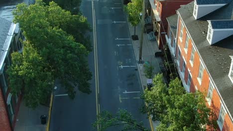 Puesta-De-Sol-Sobre-La-Calle-Vacía-En-Lititz,-El-4-De-Julio-Durante-La-Pandemia